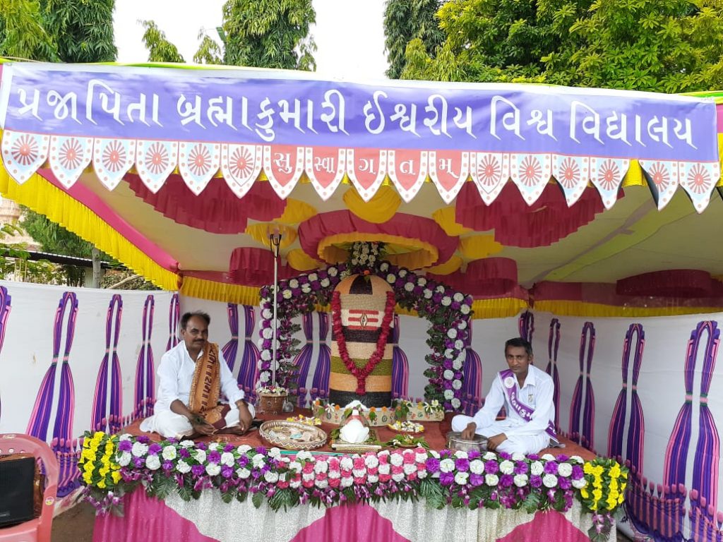 ભાદરવી અમાસ નિમિત્તે કામનાથ મંદિર અમરેલીમાં બ્રહ્માકુમારીઝ દ્વારા કઠોળના શિવલિંગ દર્શન-પ્રદર્શન તથા વ્યસનમુક્તિ કુંડ અને સાહિત્ય દ્વારા સેવા